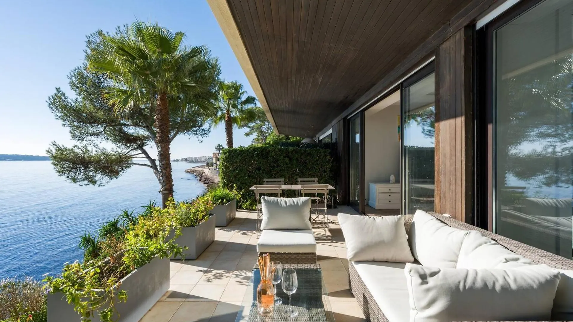 Adriana By Terry'S Homes Waterfront Seaview Beach Cannes Apartment