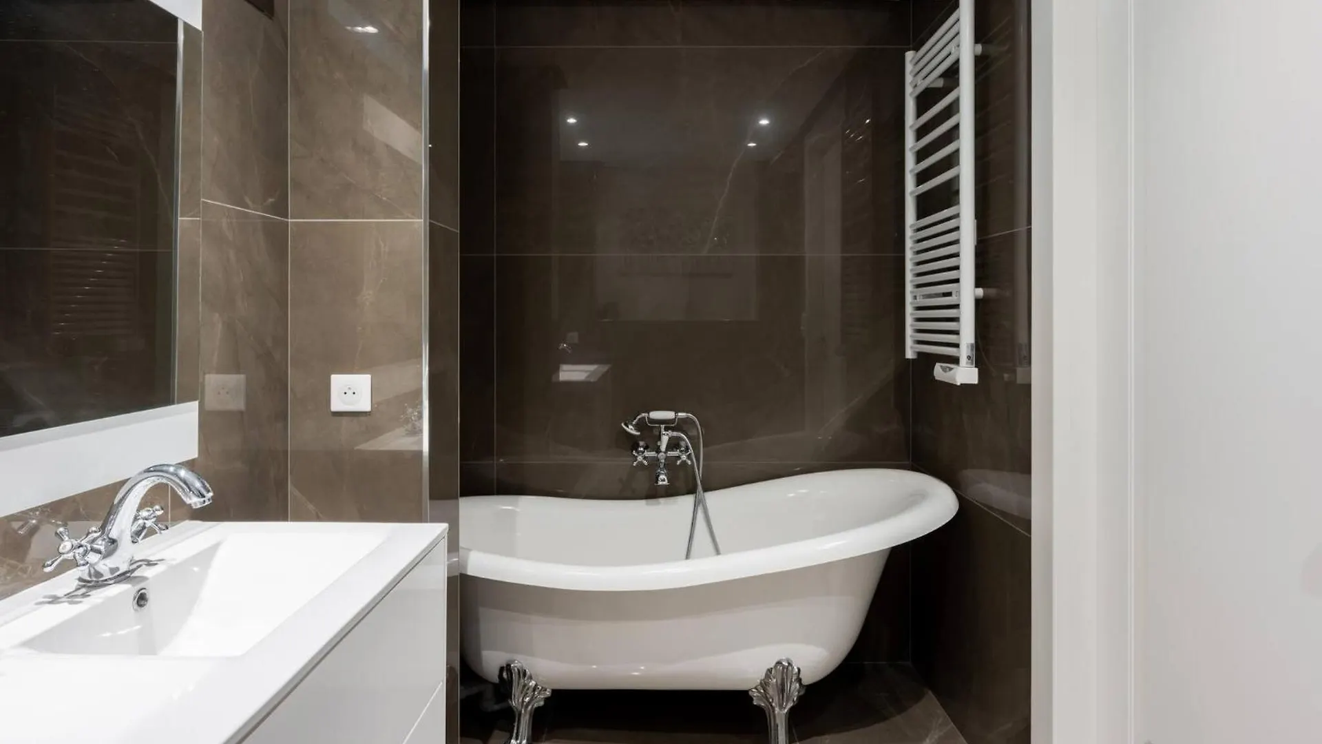 Adriana By Terry'S Homes Waterfront Seaview Beach Cannes Apartment