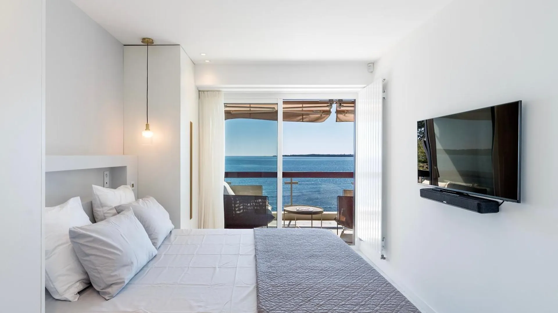 Adriana By Terry'S Homes Waterfront Seaview Beach Cannes Apartment