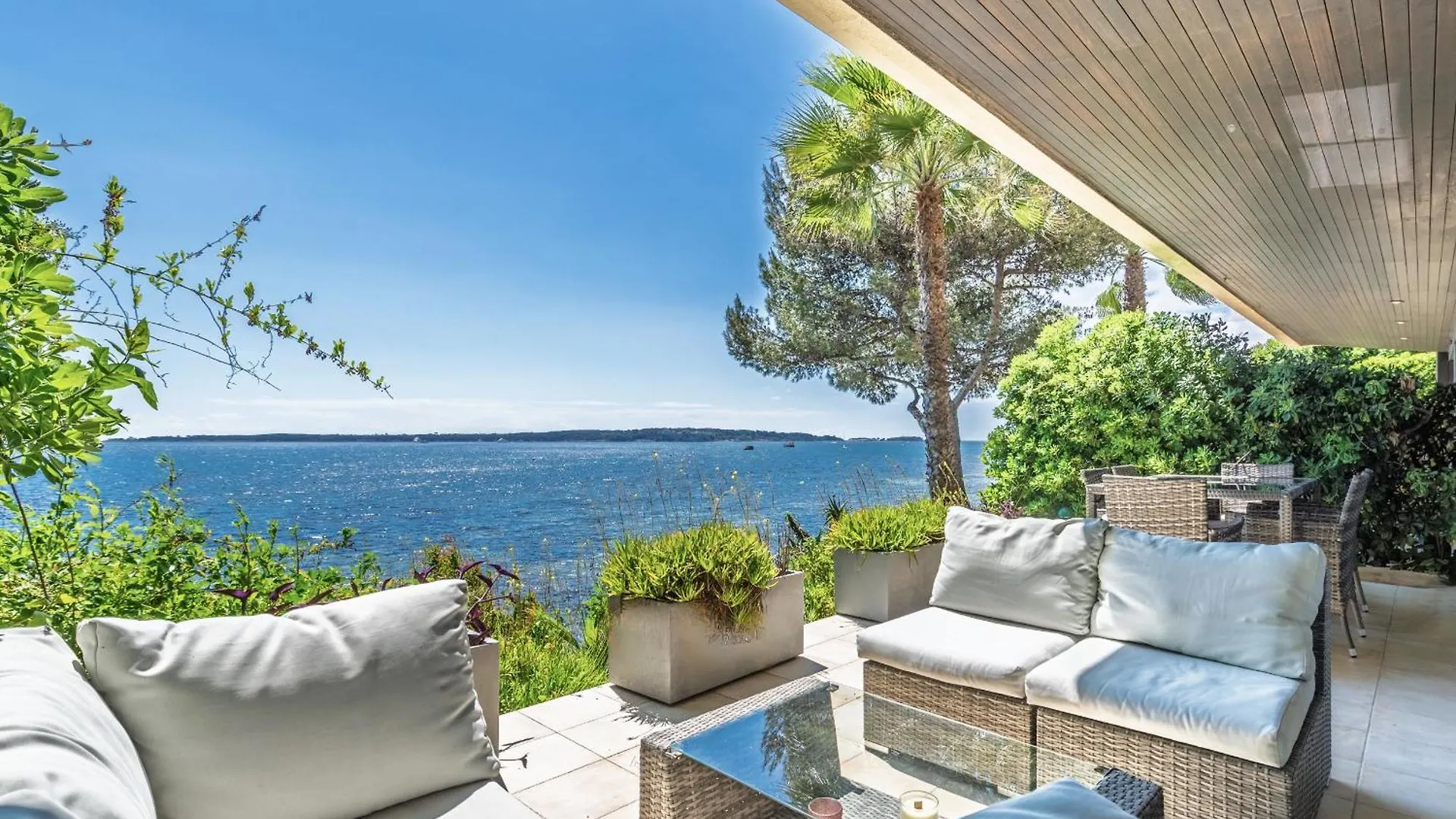 Adriana By Terry'S Homes Waterfront Seaview Beach Cannes Apartment